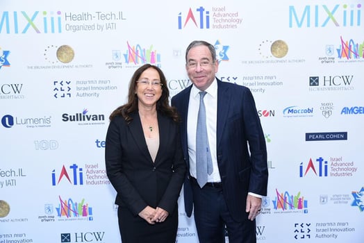 מימין לשמאל: שגריר ארה״ב תומאס ניידס, קרין מאיר רובינשטין מנכ״לית ונשיאת IATI, קרדיט: קונסטנטין גרוסמן